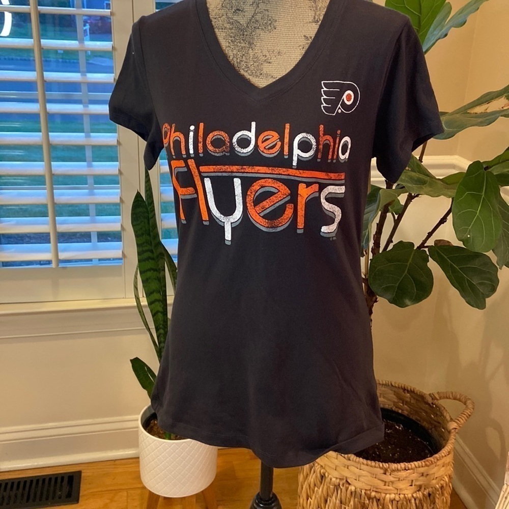 Philadelphia flyers T-shirt new size small